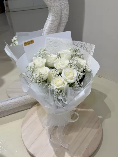 Pure White Roses & Baby’s Breath 🌟