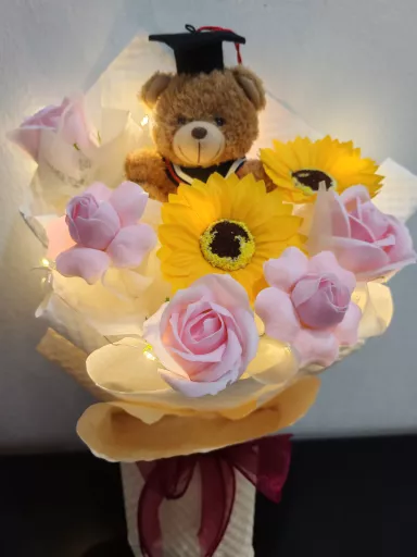 Graduation Bear Sunflower, Pink Rose & Fairy Kiss Bouquet毕业熊向日葵・粉玫瑰・仙子之吻花束