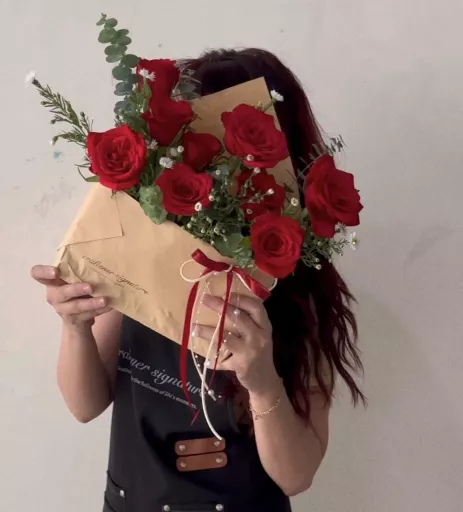 Rose Envelope Bouquet (Fresh Flower)